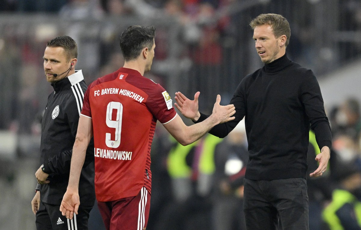 Wechsel Auswechslung Einwechslung Trainer Coach Julian Nagelsmann FC Bayern Muenchen FCB bedankt sich bei Robert Lewandowski FC Bayern Muenchen FCB 09 FC Bayern Muenchen vs Borussia Dortmund BVB 23.04 ...