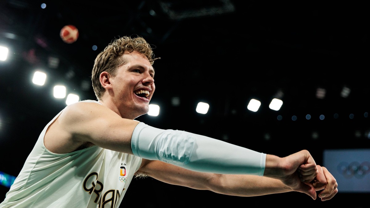 FRA, Paris, Olympischen Spiele Paris 2024, 10.08.2024, Basketball Herren Spiel um Platz 3 Deutschland - Serbien - Bercy Arena Moritz Wagner Deutschland, 13 im Warm Up, lachend, lacht Copyright: HMBxMe ...