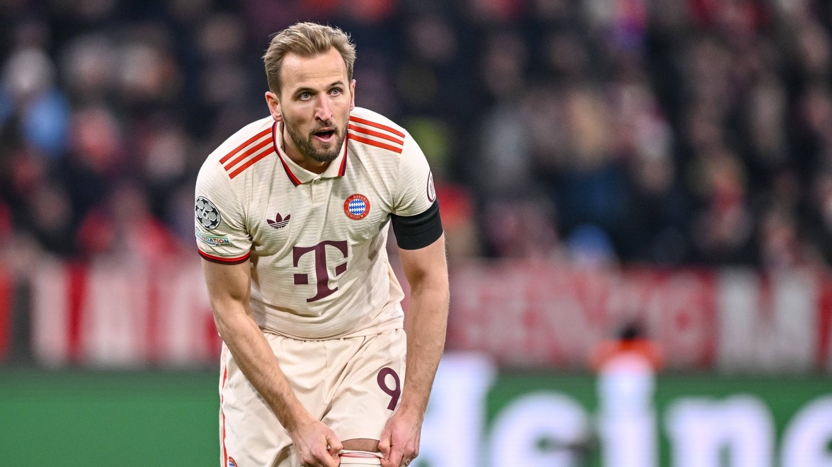 Harry Kane FC Bayern Muenchen Looks on during the UEFA Champions League 2024/25 League Knockout Play-off Second Leg match between FC Bayern M