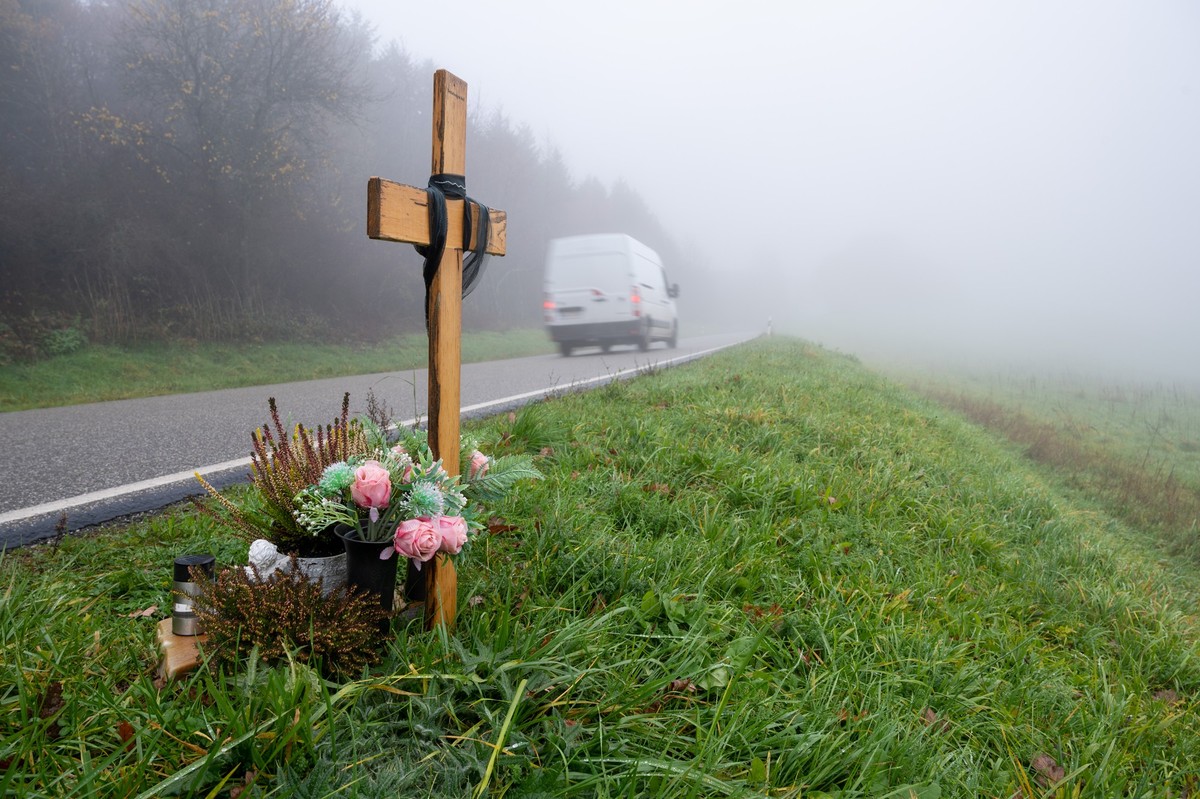 29.11.2022, Rheinland-Pfalz, Kusel: Ein Holzkreuz zum Gedenken wurde am Tatort an der K22 bei Kusel aufgestellt, wo Ende Januar 2022 zwei Polizisten im Dienst getötet wurden. Vor dem Landgericht Kaise ...