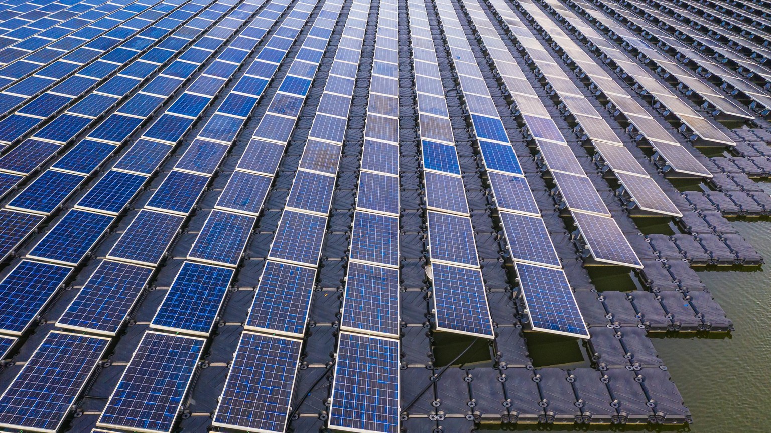 Schwimmende Solarpanelen auf dem Wasser.