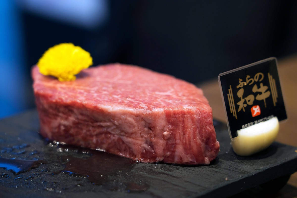 Rohes japanisches Wagyu Fleisch, Steak, teure Delikatesse, auch Matsusaka Rind, Kobe Rind, Yonezawa Rind genannt, Tokio, Japan, Asien *** raw Japanese Wagyu Meat, Steak, Expensive Delicacy, also Matsu ...