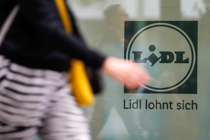 Symbolbild Logo und Ladengeschaeft des Lebensmittelsdiscounters Lidl Symbolfoto Logo und Ladengeschaeft des Lebensmittelsdiscounters Lidl Deutschland *** Lidl discount grocery store logo and store sym ...