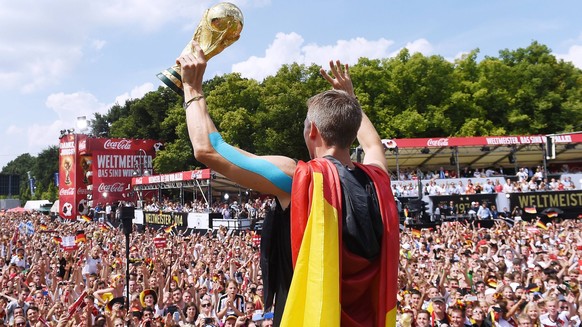 Bastian SCHWEINSTEIGER Team Deutschland mit WM Pokal Empfang WM-Party Feier der deutschen Fussball Nationalmannschaft auf die Fanmeile am Brandenburger Tor in Berlin- Fanmeile in Berlin Deutschland am ...