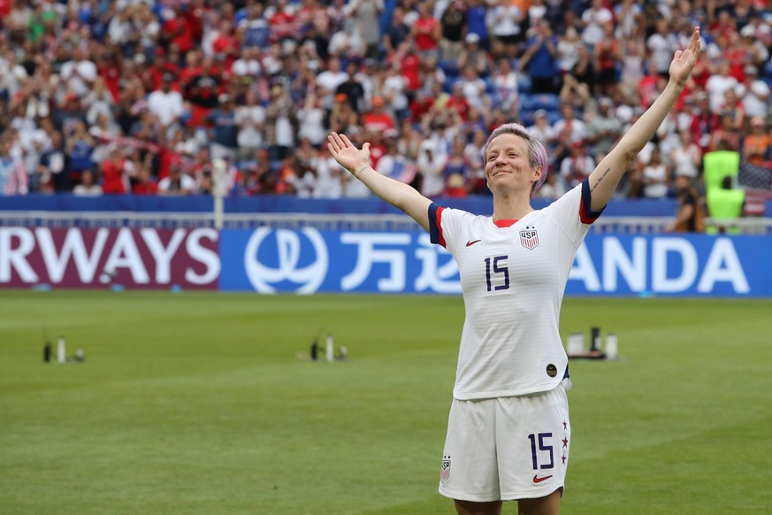 7th July 2019, Groupama Stadium, Lyon, France; FIFA Womens World Cup final, USA versus Netherlands; 15 Megan Rapinoe (USA) celebrates with the fans PUBLICATIONxINxGERxSUIxAUTxHUNxSWExNORxDENxFINxONLY  ...