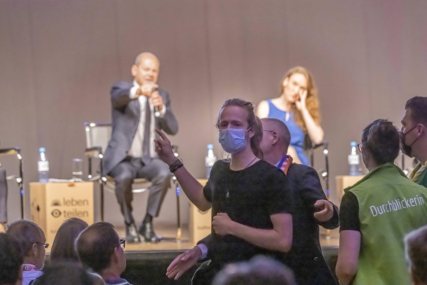 Bundeskanzler Olaf Scholz besucht Katholikentag in Stuttgart. Ein Aktivist versucht, den Auftritt in der Liederhalle zu st