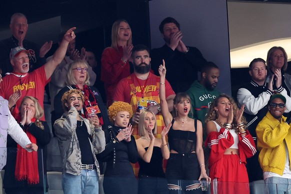 LAS VEGAS, NEVADA - FEBRUARY 11: Andrea Swift, rapper Ice Spice, Donna Kelce, NFL player Jason Kelce, singer Taylor Swift and actress Blake Lively react prior to Super Bowl LVIII between the San Franc ...