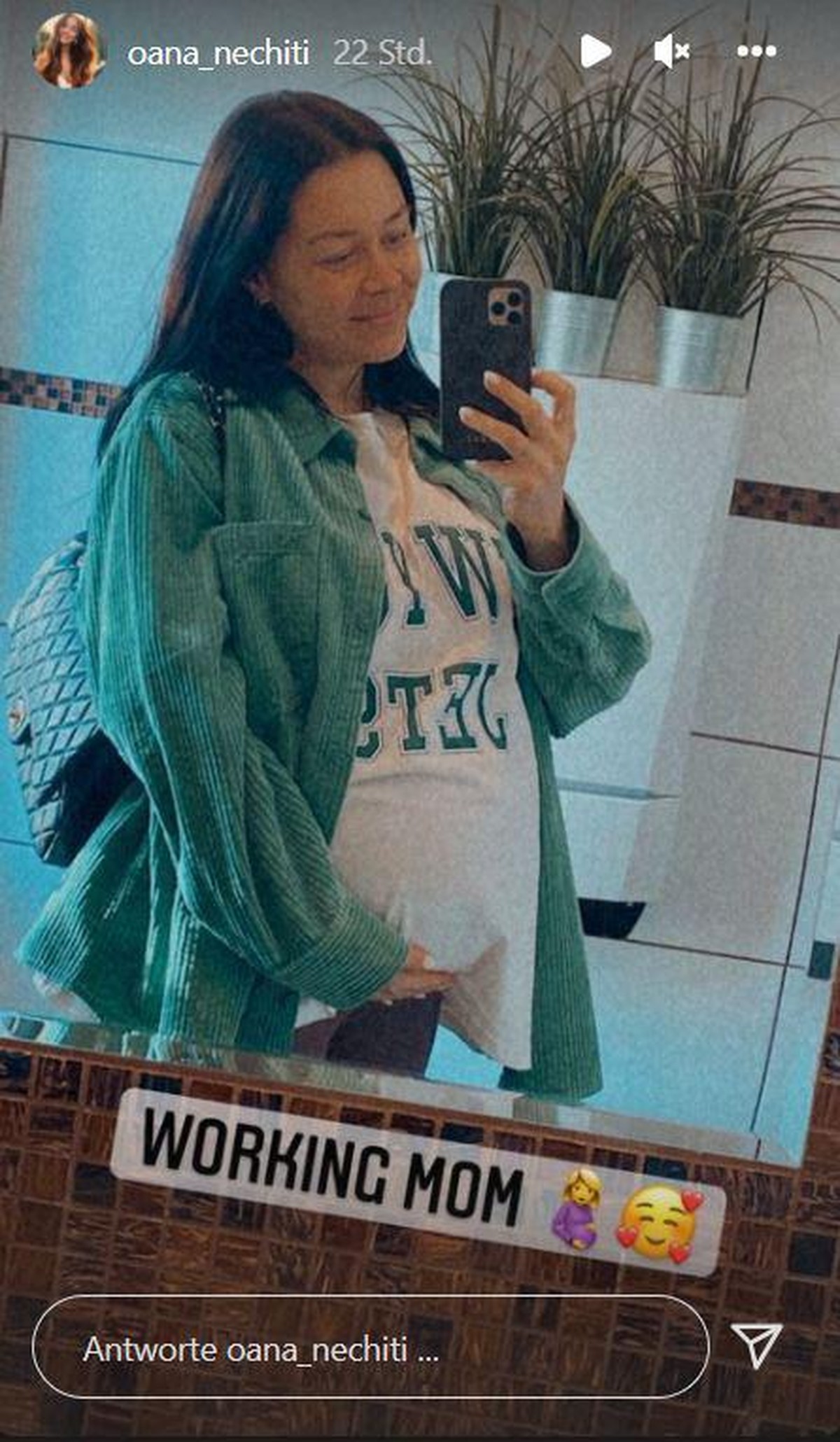 Hier zeigt Oana stolz ihren großen Babybauch.