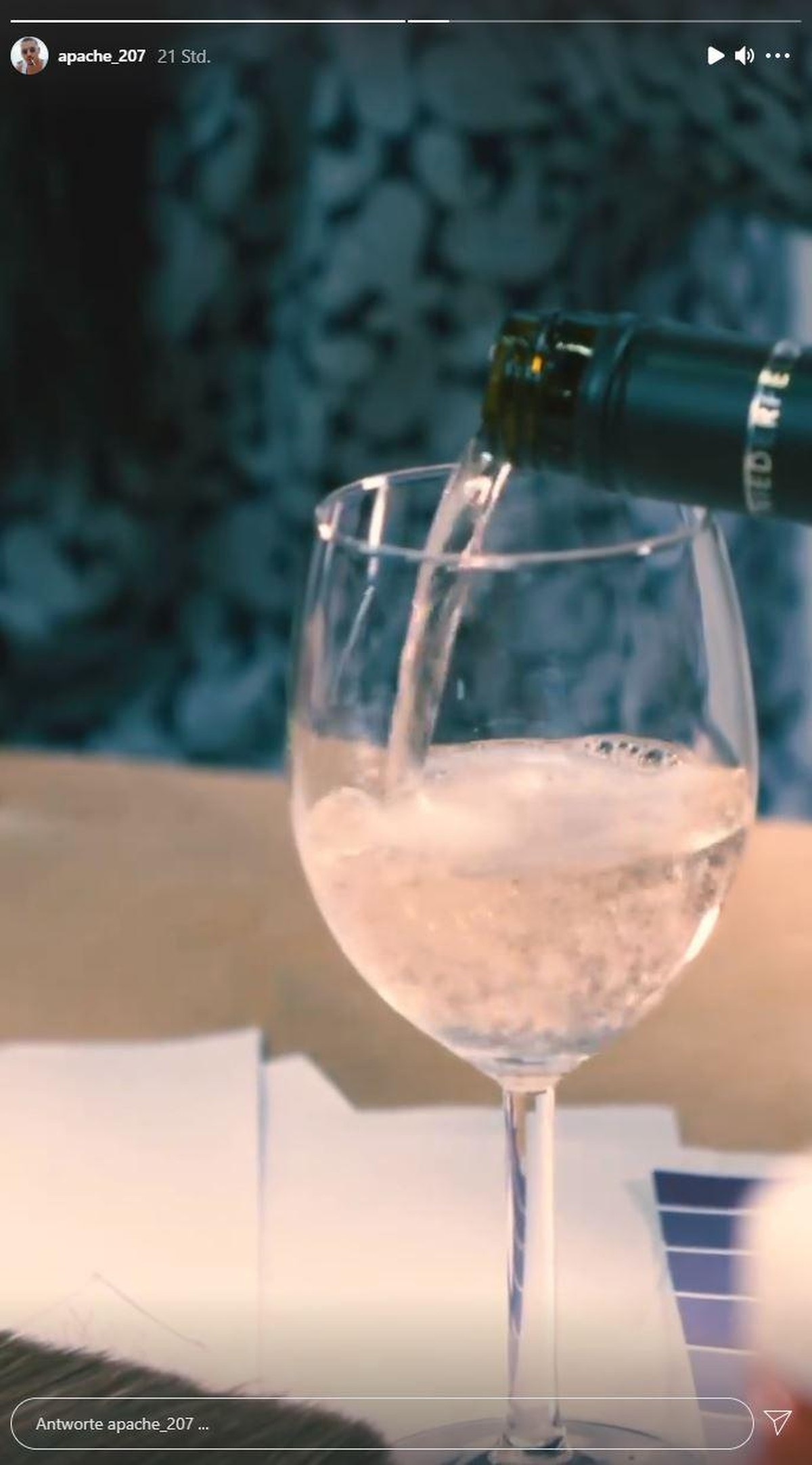 Apache 207 genehmigt sich einen Weißwein im Teaser-Clip.