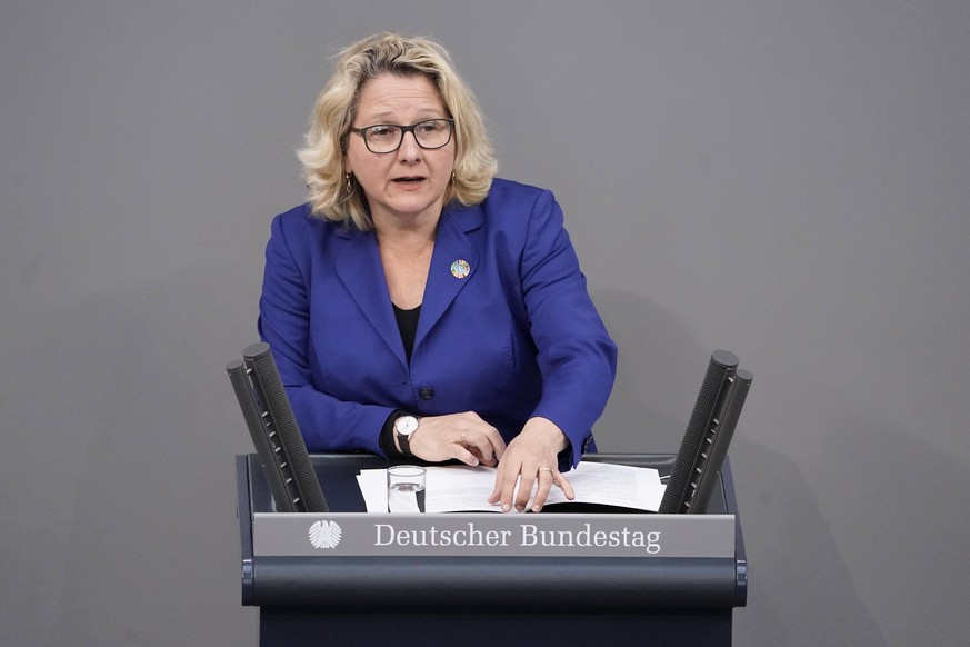 27. Bundestagssitzung und Debatte in Berlin Aktuell,06.04.2022 Berlin, Entwicklungsministerin Svenja Schulze SPD im Portrait bei ihrer Rede bei der Debatte zum Thema Vereinbarte Debatte zum 30. Jahres ...