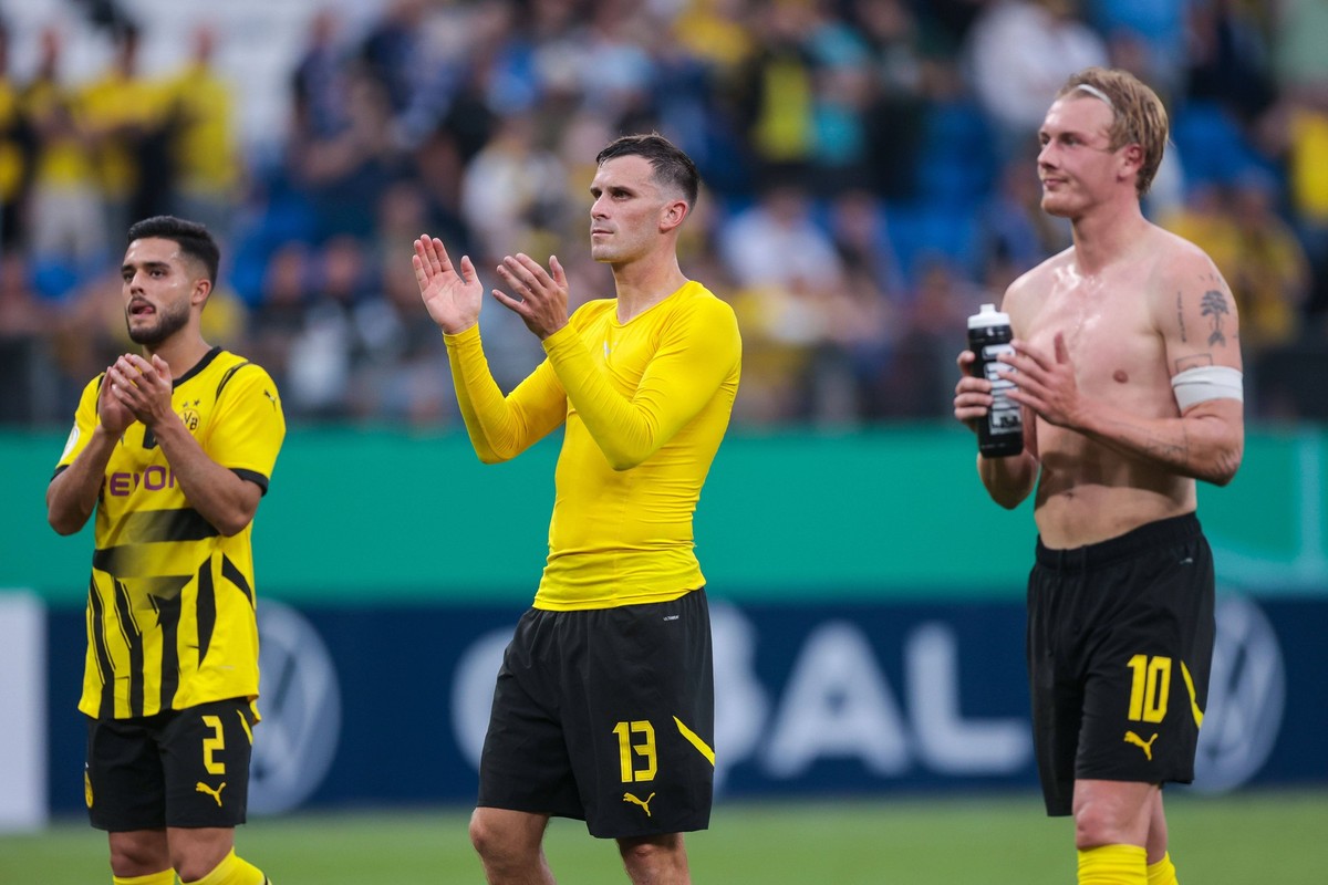 17.08.2024, Fussball, Saison 2024/2025, DFB-Pokal, 1. Runde, 1. FC Phönix Lübeck - Borussia Dortmund, v. l. Yan Couto Borussia Dortmund, Pascal Groß Borussia Dortmund, Julian Brandt Borussia Dortmund  ...