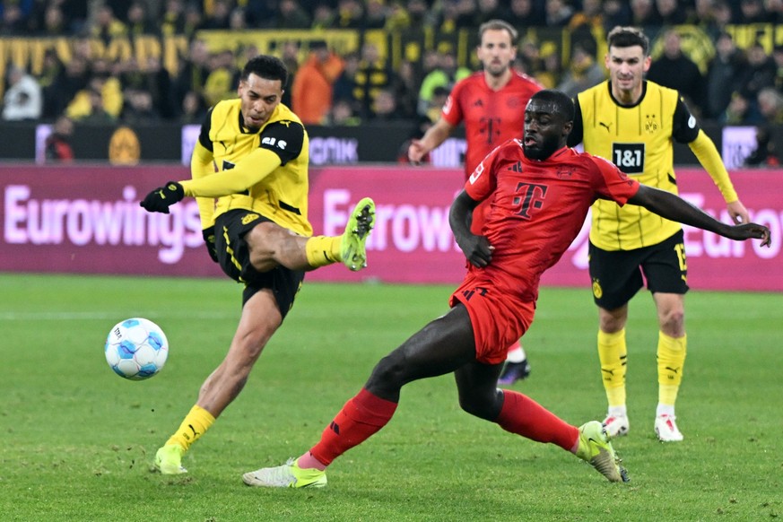 ARCHIV - 30.11.2024, Nordrhein-Westfalen, Dortmund: Fußball: Bundesliga, Borussia Dortmund - Bayern München, 12. Spieltag, Signal Iduna Park, Dortmunds Felix Nmecha (l) und Münchens Dayot Upamecano kä ...