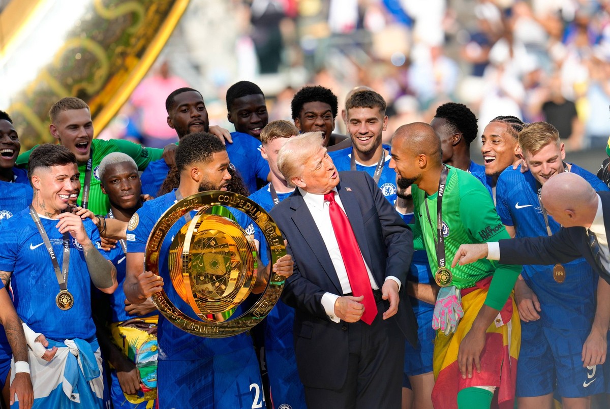 Reece James Chelsea FC, 24 haelt den FIFA Club World Cup 2025 Pokal, waehrend Chelsea nach dem Sieg gegen Paris Saint-Germain im Finale feiert. US-Praesident Donald Trump ist auf der Buehne, um mit de ...