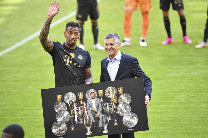 Abschied von Jerome BOATENG l. M durch Herbert HAINER Praesident, M. Fussball 1. Bundesliga, 34.Spieltag, FC Bayern Muenchen - FC Augsburg, am 22.05.2021 in Muenchen/ Deutschland. Foto: Frank Hoermann ...