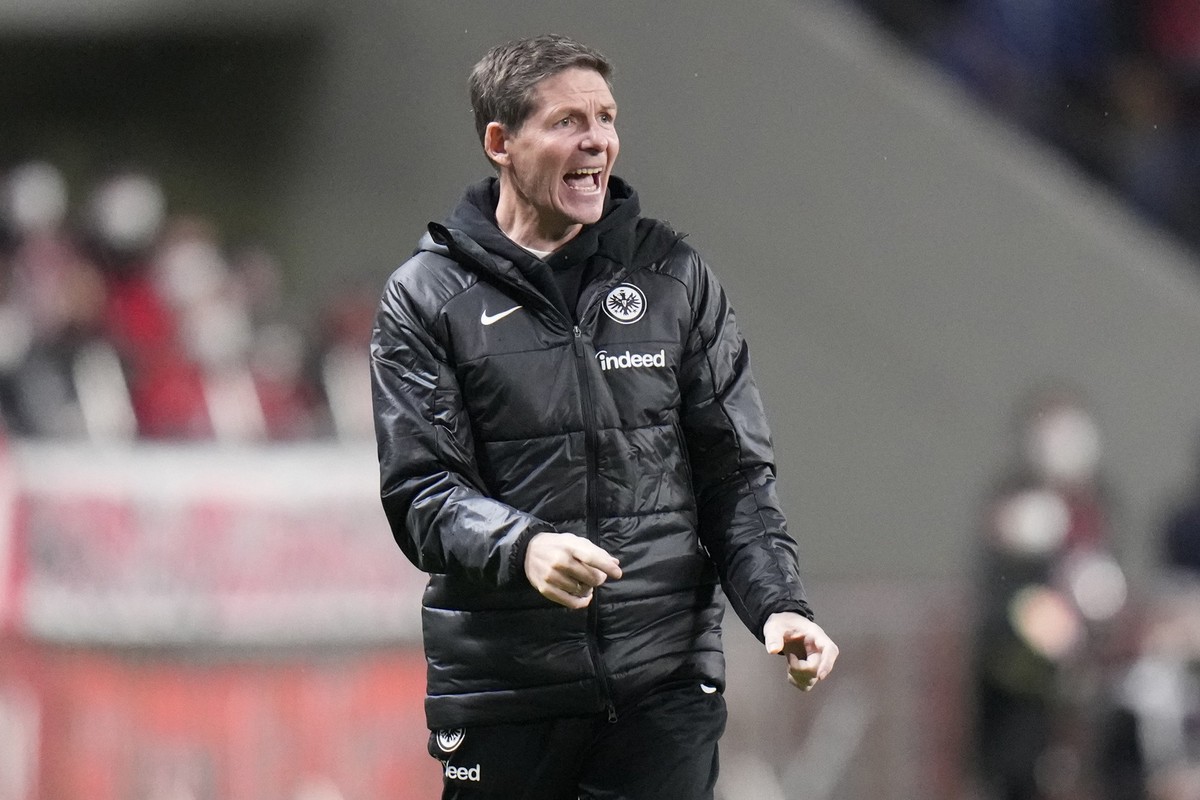Eintracht Frankfurt head coach Oliver Glasner gestures to his players during their friendly soccer match against Urawa Reds in Saitama, north of Tokyo, Wednesday, Nov. 16, 2022. (AP Photo/Shuji Kajiya ...