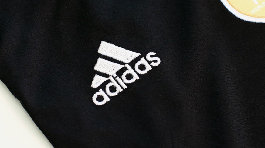 Original oder Fake? Wer das adidas-Zeichen sieht, kann sich so schnell nicht entscheiden.