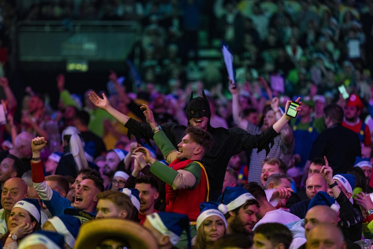 01.01.2022, Gro�britannien, London: Darts: WM, Viertelfinale, Alexandra Palace. Fans tragen in der Menge Kost�me. Foto: Steven Paston/PA Wire/dpa +++ dpa-Bildfunk +++