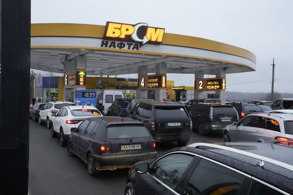 24.02.2022, Ukraine, Kiew: Fahrzeuge stehen in einer Schlange vor einer Tankstelle. Russische Truppen haben ihren erwarteten Angriff auf die Ukraine gestartet. Noch vor dem Morgengrauen waren in mehre ...