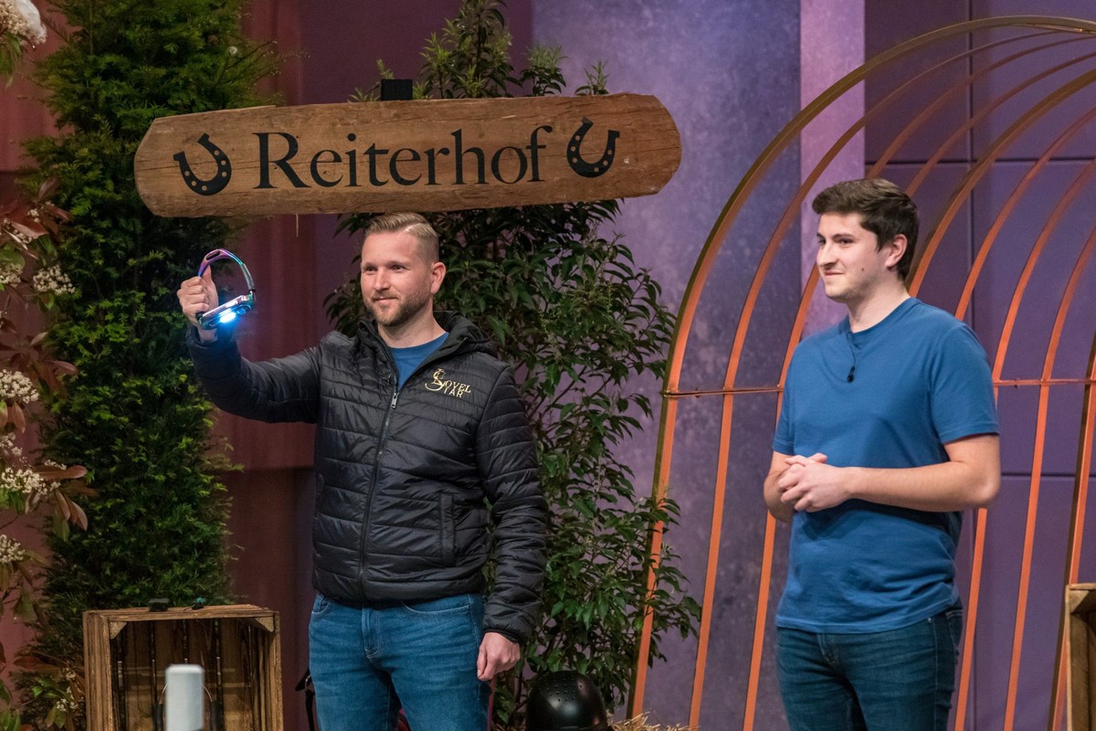 Die "Löwen" Dagmar Wöhrl und Nils Glagau spielen "Bier-Pong". Die Gründer von "Frats" Raul Seidenfuss, Frederic Redmann und Felix Kruse (v.l.) schauen genau zu.
Die Ver ...