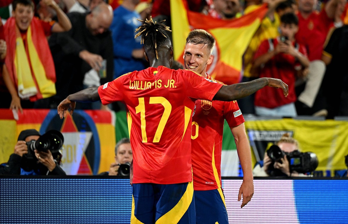 Fussball Euro 2024 Achtelfinale 30.06.2024 Spanien - Georgien Jubel Spanien nach dem Tor zum 3-1 duch den Torschuetzen Nico Williams und Dani Olmo v. li., *** Soccer Euro 2024 Round of 16 30 06 2024 S ...