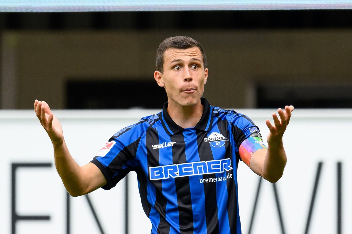Paderborn, Deutschland, 03.09.2022: Ron Schallenberg SC Paderborn 07 ist enttaeuscht, unzufrieden, niedergeschlagen, gestikuliert bei dem Spiel der 2. Bundesliga zwischen SC Paderborn 07 und 1. FC Mag ...