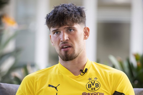 Fußball: Trainingslager von Borussia Dortmund am 07.01.2023 in Marbella Spanien. Torhüter Gregor Kobel stellt sich in der Medienrunde den Fragen der Journalisten *** Soccer training camp of Borussia D ...