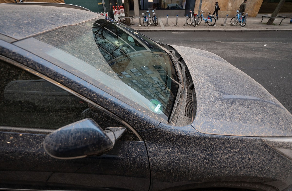 ARCHIV - Zum Themendienst-Bericht vom 22. Februar 2023: Staubtrocken: Wer sein Auto mit Saharastaub eingedeckt vorfindet, nutzt am besten Wasser zur Reinigung. Foto: Marijan Murat/dpa/dpa-tmn - Honora ...