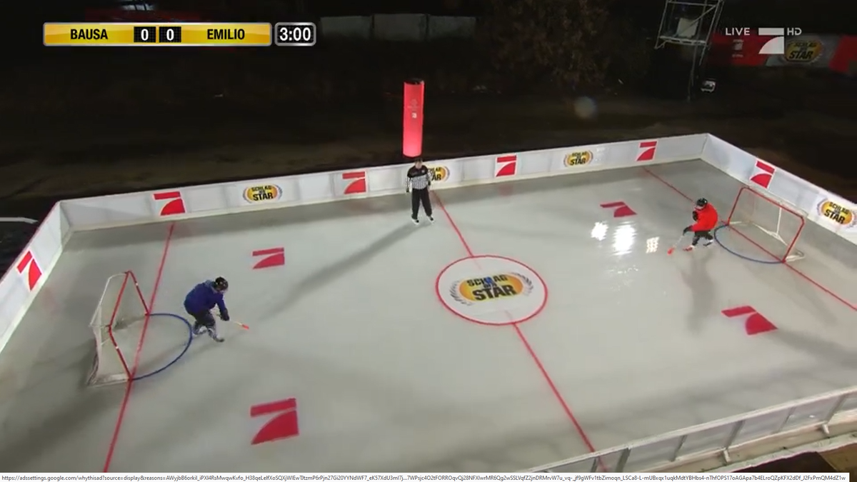 Beim Eishockey auf Bowlingschuhen schenken die beide sich nichts.