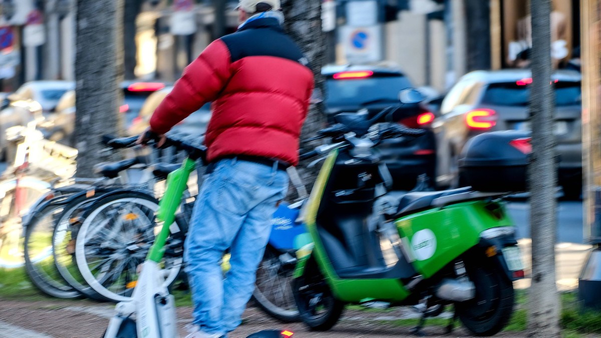 Düsseldorf 08.02.2023 Scooter-Raser verzerrt Bewegungsunschärfe E-Scooter Elektroroller E-Roller Escooter Elektroscooter Mobilitätswende Verkehrswende Stromkosten Strompreise Akkuladung Strassenverkeh ...