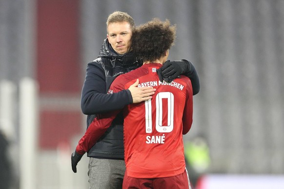 Schlussjubel von Chef-Trainer Julian Nagelsmann FC Bayern Muenchen, Leroy Sane 10 FC Bayern Muenchen, FC Bayern Muenchen vs. VfL Wolfsburg, 1. Bundesliga, 17. Spieltag, 17.12.2021 DFB regulations proh ...