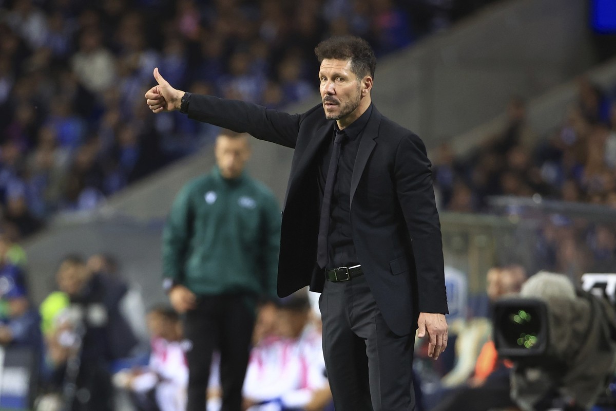 Atletico Madrid's head coach Diego Simeone gestures during a Champions League group B soccer match between FC Porto and Atletico Madrid at the Dragao stadium in Porto, Portugal, Tuesday, Nov. 1, ...