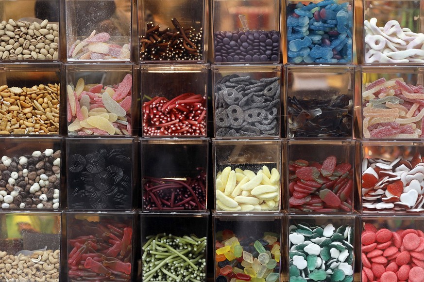 Süßigkeiten in einem Schaufenster eines Kölner Kiosk. Stark zuckerhaltige Ernährung ist schlecht für die Gesundheit und erhöht das Risiko, an Zivilisationskrankheiten wie Fettsucht zu erkranken. Theme ...