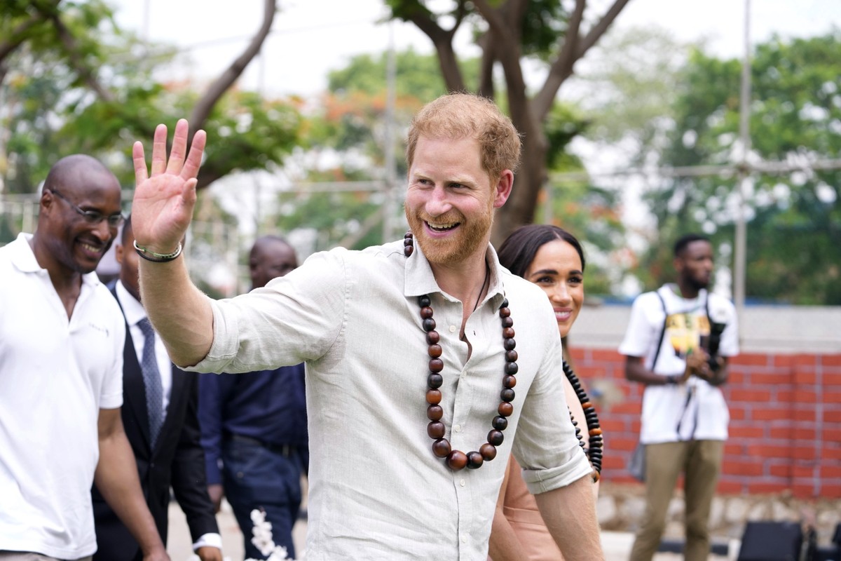 10.05.2024, Nigeria, Abuja: Prinz Harry gestikuliert, während er und Meghan Kinder in der Lights Academy besuchen. Prinz Harry und seine Frau Meghan sind in Nigeria eingetroffen, um für die Invictus G ...