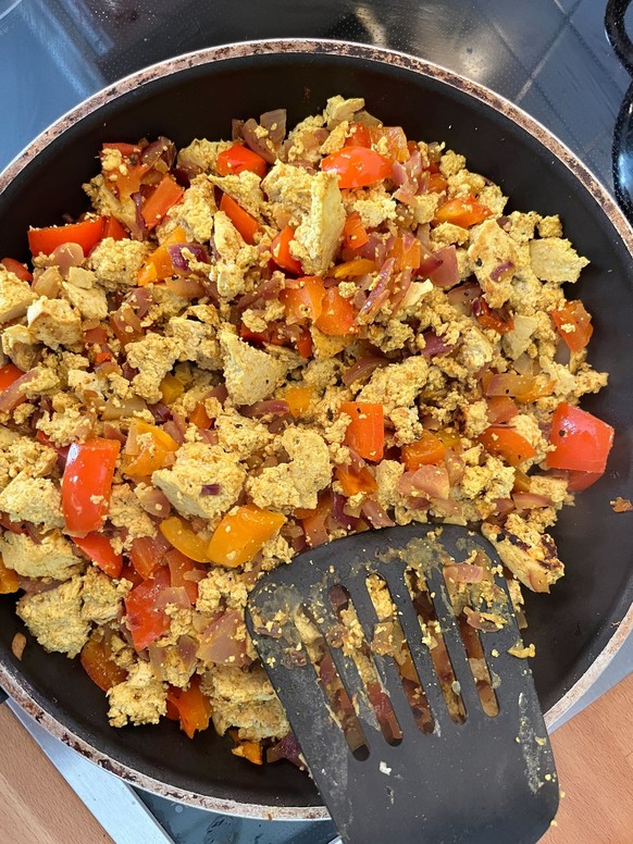 Komplett wie Rührei schmeckt das Scrambled Tofu zwar nicht, als veganer Ersatz funktioniert es aber trotzdem gut.