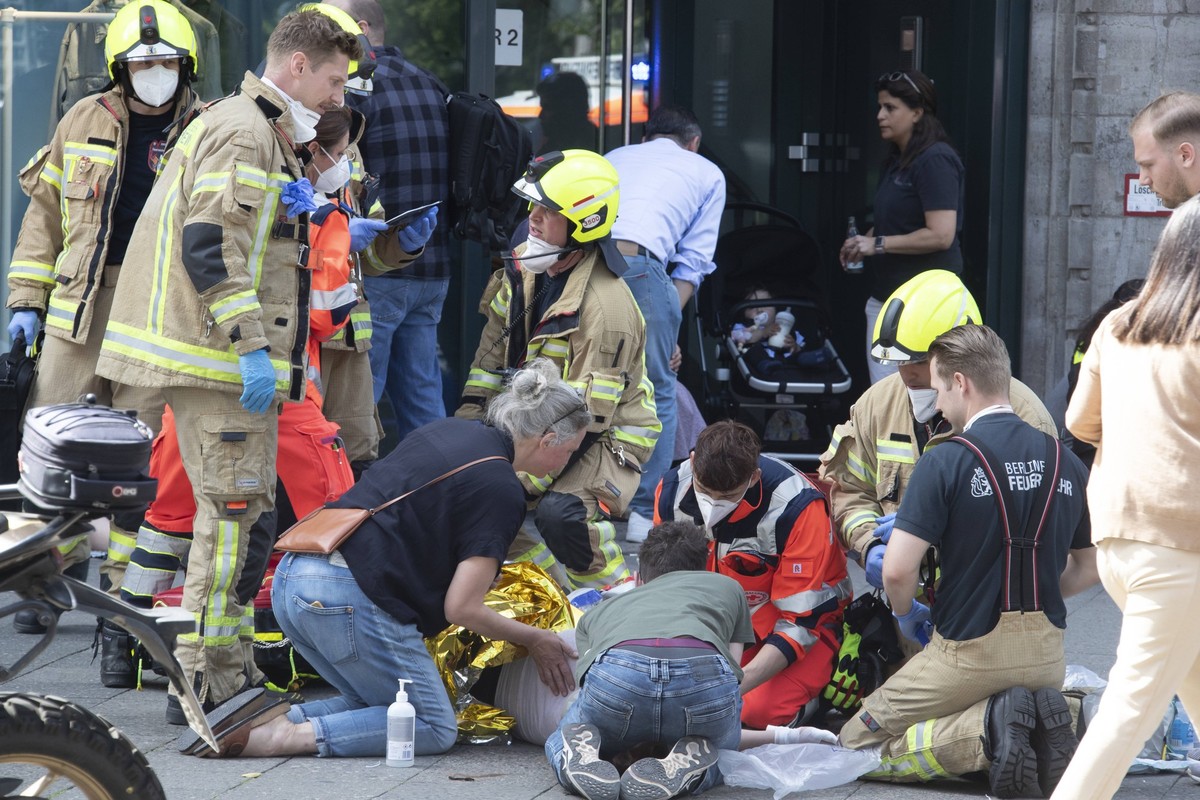 Bild-Motiv: Einsatzkraefte und Pasanten kuemmern sich an der Rankestrasse um die Verletzten Berlin den 08.06.2022 Amok Fahrt auf dem Tauentzien. Um 10.23 Uhr lenkte ein Mann seinen PKW auf der Tauentz ...