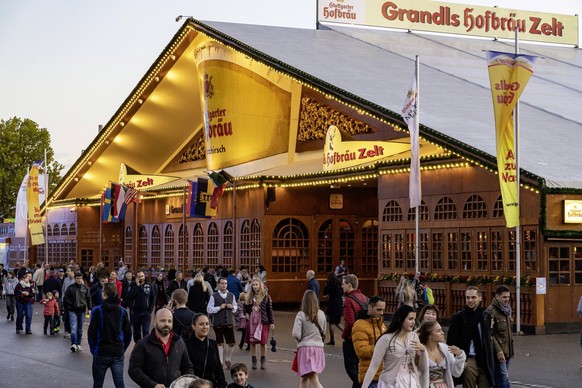 DEU Deutschland, Baden-Württemberg, Stuttgart, 09.10.2019: Volksfestzeit in Stuttgart. Das 174. Cannstatter Volksfest auf dem Wasen zählt zu den bedeutendsten Tradtionsfesten in Deutschland. Neben den ...