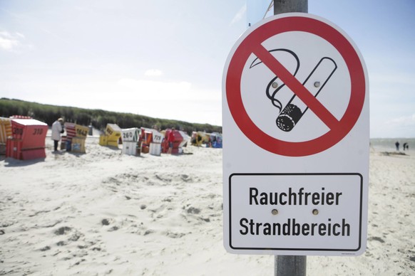 Langeoog: Ein Schild weist auf eine rauchfreie Zone hin.