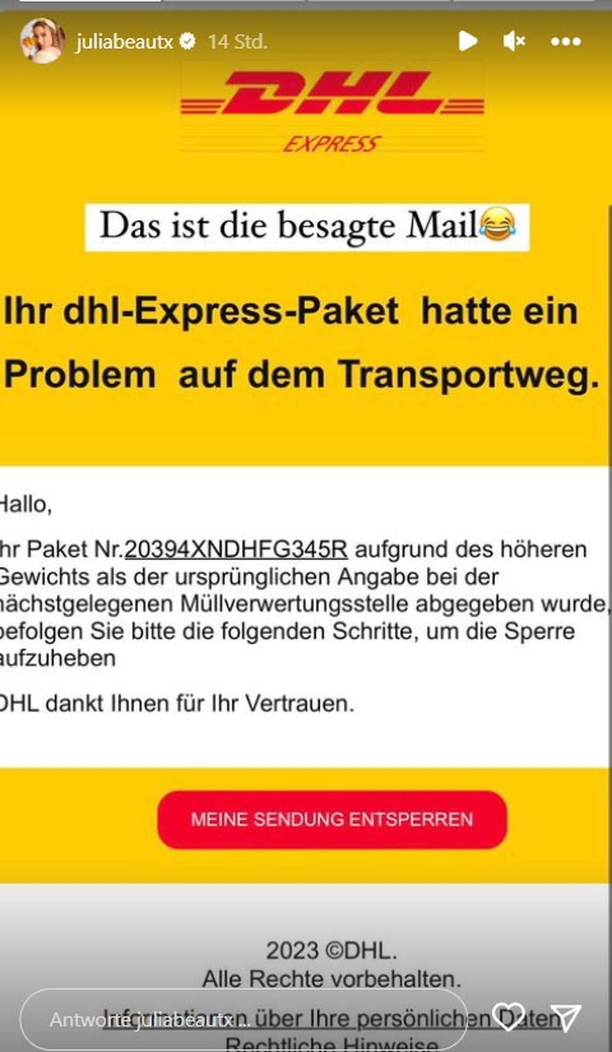 Julia Beautx zeigt die Scam-Mail.