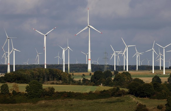 Windkraftanlagen stehen auf einem Feld bei Paderborn. Die Ampelkoalition hat den Ausbau erneuerbarer Energien beschlossen. Danach sollen bis 2030 mindestens 11,5 Gigawatt aus Windenergie produziert we ...