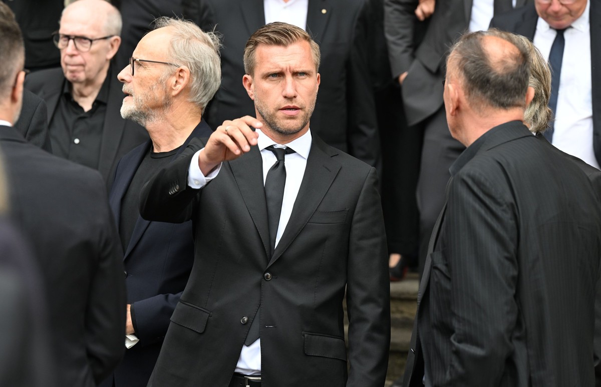 23.08.2024, Bremen: Markus Krösche, Sportvorstand bei Eintracht Frankfurt, kommt nach der Trauerfeier für Willi Lemke aus dem Bremer Dom. Der frühere Werder-Manager und Bremer Bildungssenator Lemke wa ...