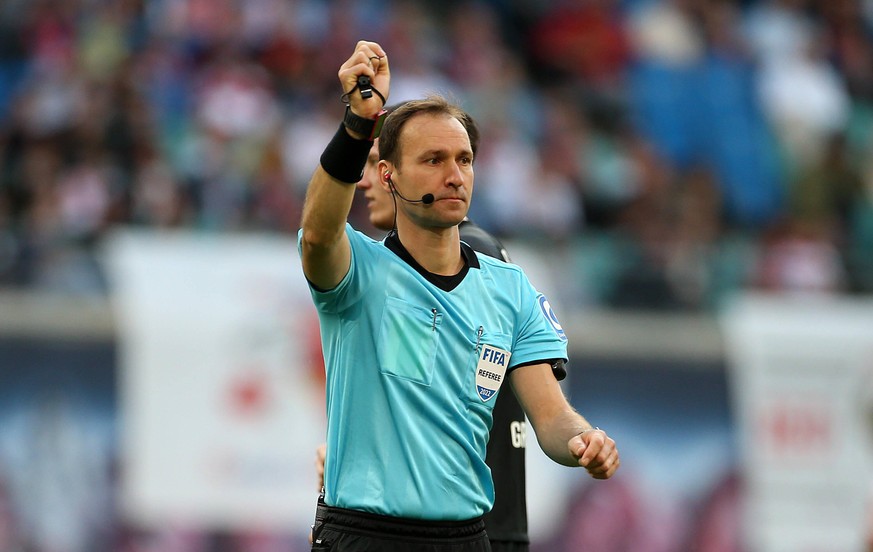 08.05.2022, Fussball 1. Bundesliga 2021/2022, 33. Spieltag, RB Leipzig - FC Augsburg, in der Red Bull Arena Leipzig. Schiedsrichter Bastian Dankert ***DFL and DFB regulations prohibit any use of photo ...