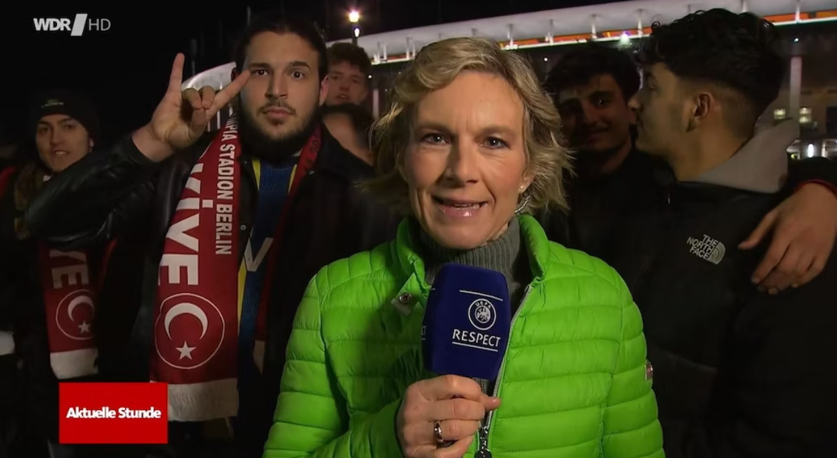 Fan zeigte umstrittenes Handzeichen während einer Liveschalte.