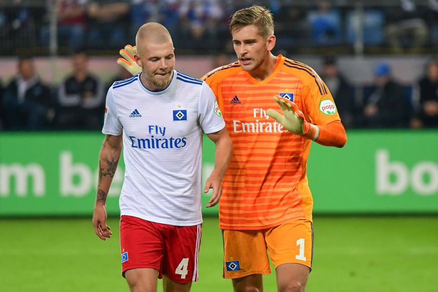 Deutschland , Hamburg , Volksparkstadion , Fussball , 2. Bundesliga , Hamburger SV - DSC Arminia Bielefeld , Rick van Drongelen Julian Pollersbeck ( HSV ) DFL REGULATIONS PROHIBIT ANY USE OF PHOTOGRAP ...