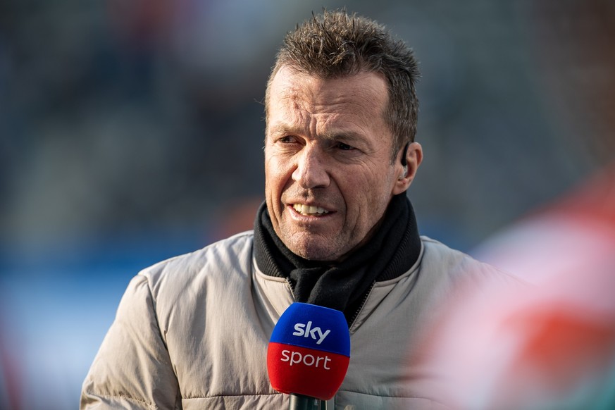 ARCHIV - 08.04.2023, Berlin: Fußball: Bundesliga, Hertha BSC - RB Leipzig, 27. Spieltag, Olympiastadion. Lothar Matthäus spricht als Fußballexperte im Interview vor Beginn des Spiels. Matthäus kritisi ...