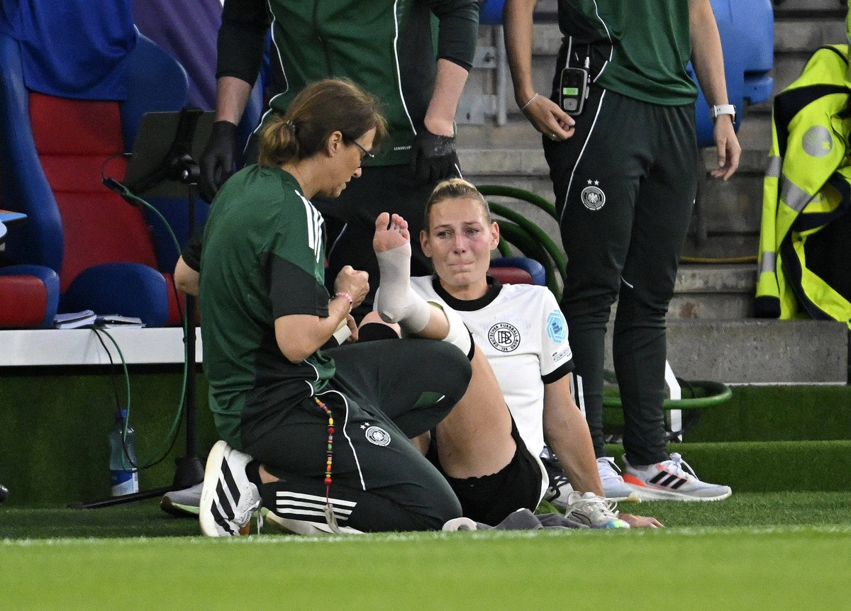 19.07.2025, UEFA Frauen-Europameisterschaft 2025 in der Schweiz. Viertelfinale, Frankreich - Deutschland, im St-Jakob-Park Basel Schweiz. Sarai Linder Deutschland verletzt sich *** 19 07 2025, UEFA Wo ...