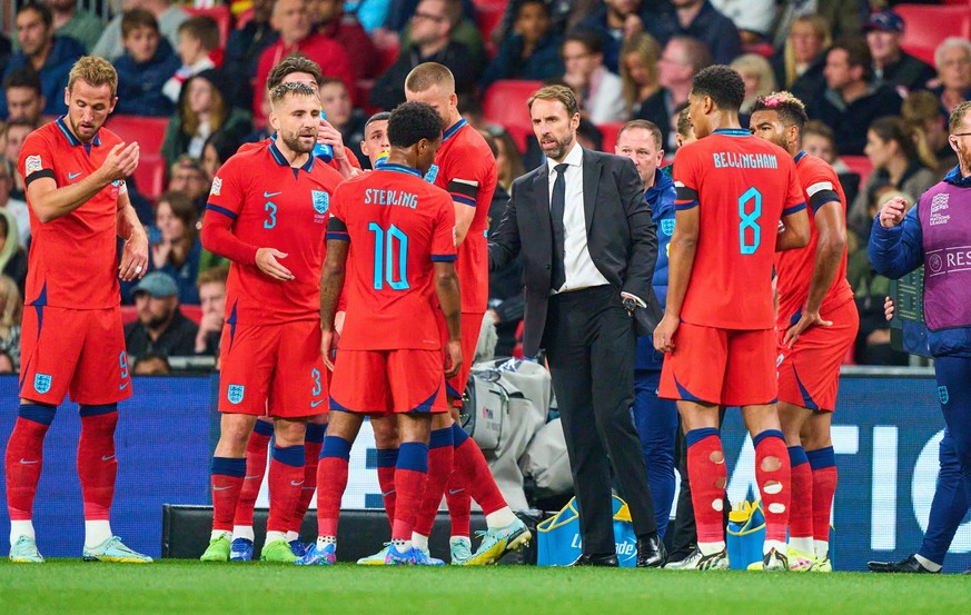 Gareth Southgate, headcoach England, talks to the team with Harry KANE, England 9 Luke Shaw, England 3 Raheem Sterling, ENG 10 Jude Bellingham, Eng 8 in the UEFA Nations League 2022 match ENGLAND - GE ...