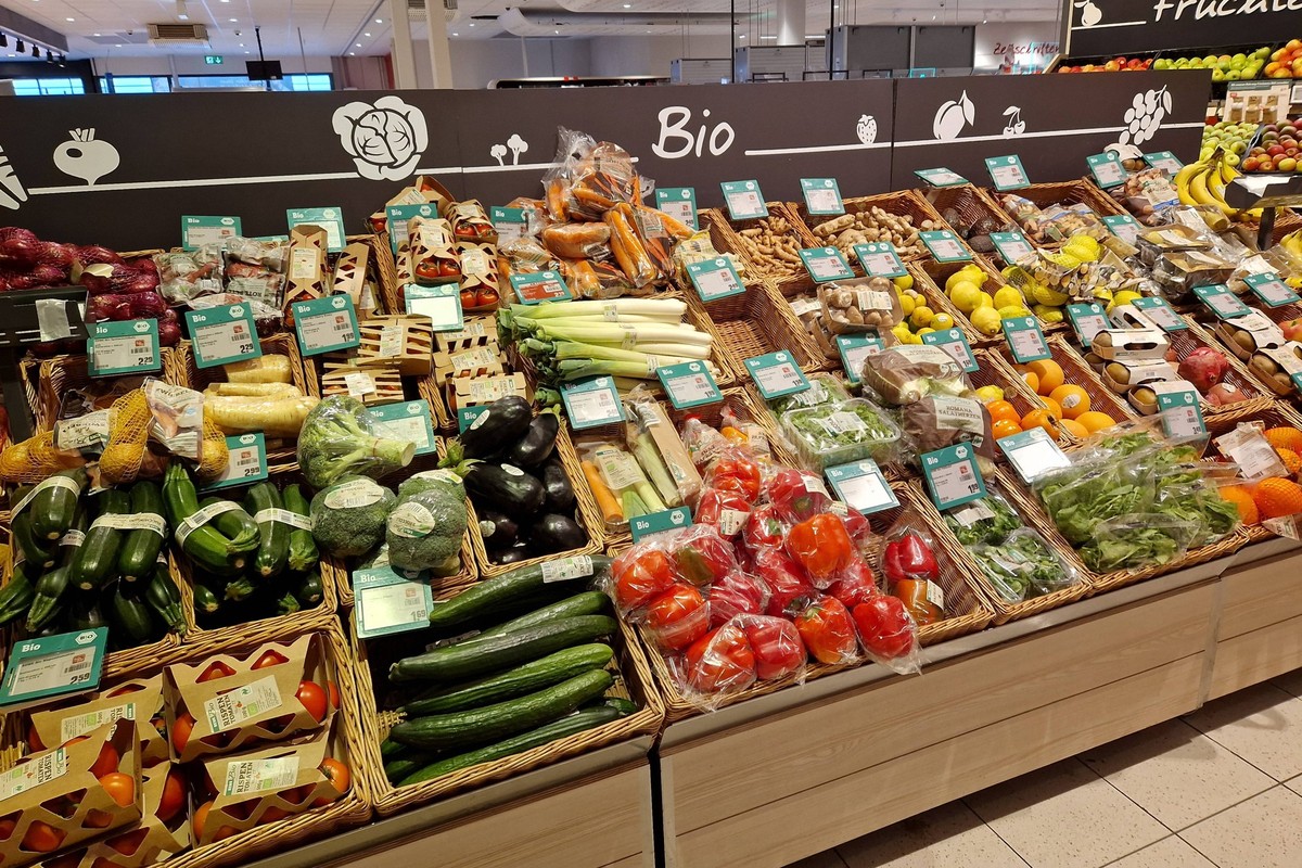 Ransbach-Baumbach Themenfoto: Konsum, Versorgung, Nahrungsmittel, Supermarkt, Einkauf, Versorgung, Lebensmittel, 12.12.2023 Regal mit BIO Gemuese in einem REWE-Supermarkt Themenfoto: Konsum, Versorgun ...