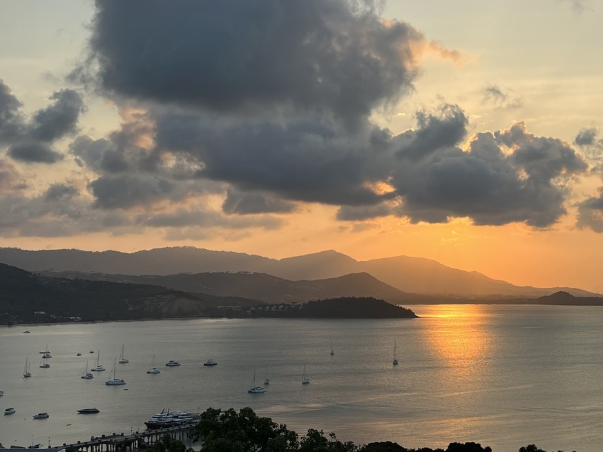 18.03.2023, Thailand, Ko Samui: Blick auf eine Bucht von Ko Samui. Medienberichte zufolge soll eine anhaltende D