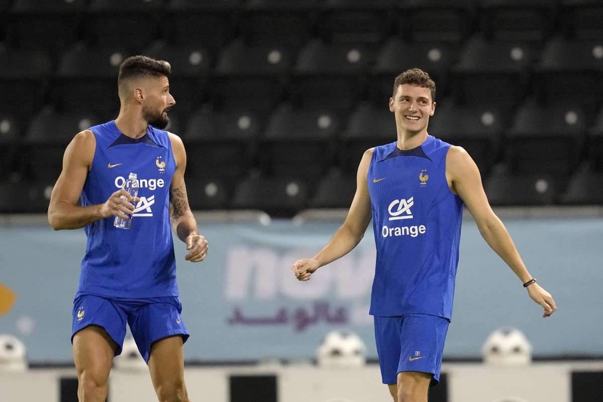France&#039;s Olivier Giroud, left, and Benjamin Pavard attend a training session at the Jassim Bin Hamad stadium in Doha, Qatar, Saturday, Nov. 19, 2022. France will play their first match in the Wor ...