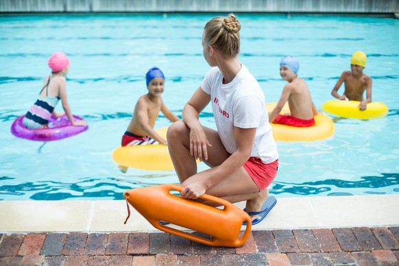 Um Schwimmlehrer zu werden, braucht man erst einmal den Rettungsschwimmer.